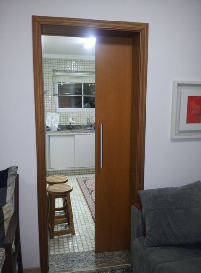 Porta de Correr em Cozinha Pequena Alto de Pinheiros - Porta de Correr para Cozinha de Apartamento