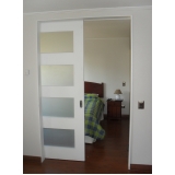 porta pivotante branca com vidro Pedreira