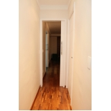 porta pivotante branca para quarto rua zilda