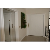 porta pivotante branca de madeira