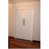 porta pivotante de madeira branca