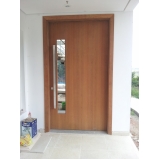 porta pivotante de madeira maciça
